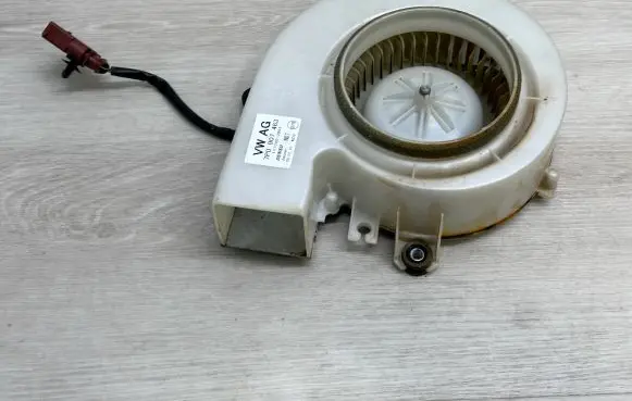 Volkswagen Touareg II Hybrid/electric vehicle battery fan 7P0907463