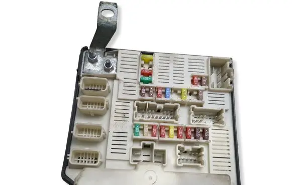 Renault Kangoo II Fuse module 8201044235 1070016409 519221303