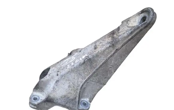 Volkswagen Transporter - Caravelle T5 Engine mounting bracket 7H0199370B 7H0199370F