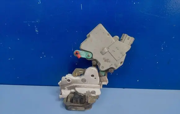 Nissan Terrano Rear door lock 825027F600