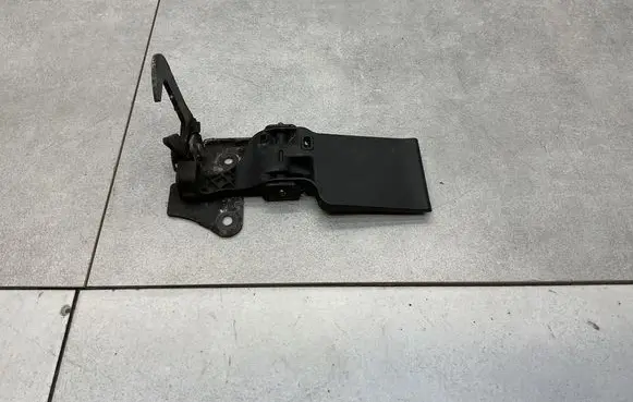Audi Q3 8U Engine bonnet/hood lock/latch loop/hook 8U0823480A