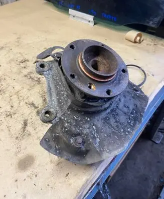 Front wheel hub