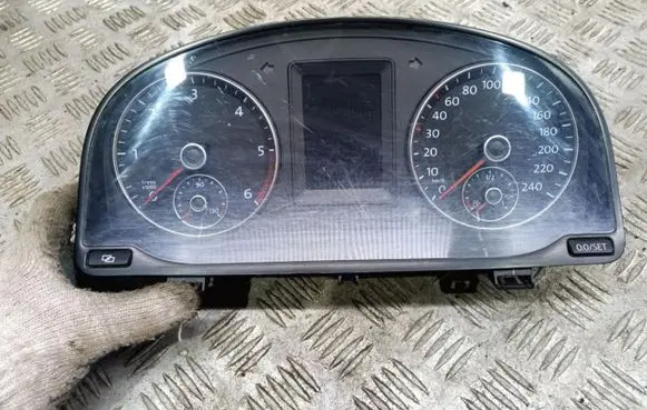 Volkswagen Touran II Speedometer (instrument cluster)