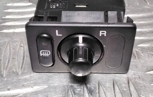 Nissan Maxima Wing mirror switch 9831
