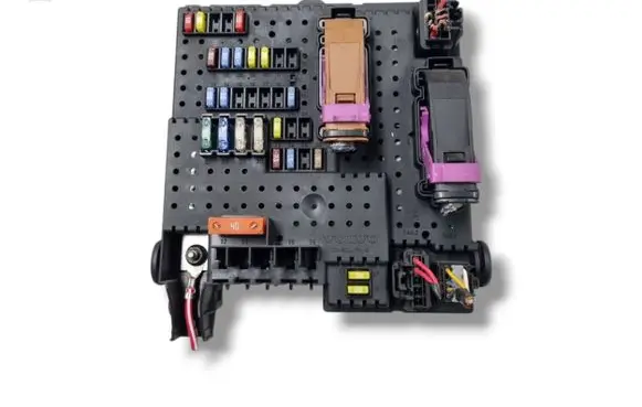 Volvo XC70 Fuse module 28017881 30728512