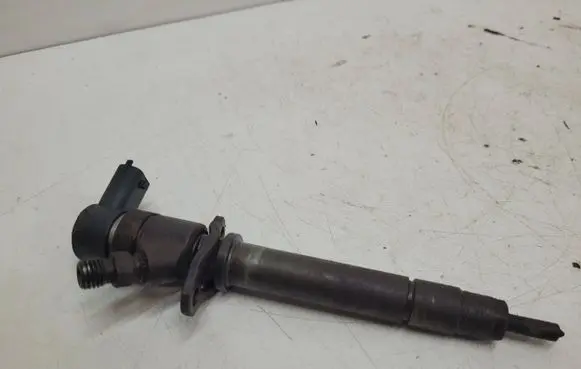 Volvo V70 Fuel injector 8658351