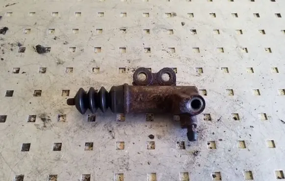 Mitsubishi L200 Clutch slave cylinder 