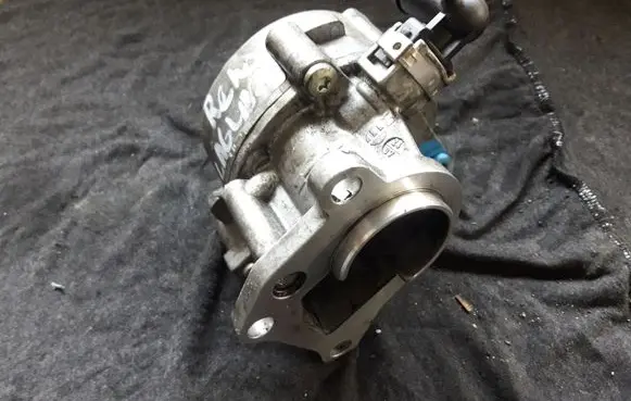 Renault Trafic II (X83) Vacuum pump 720562B