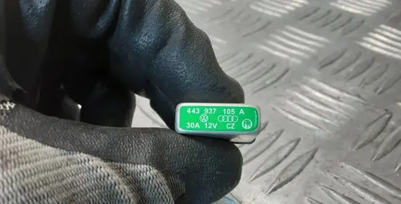 Volkswagen PASSAT B6 Other relay 443937105A