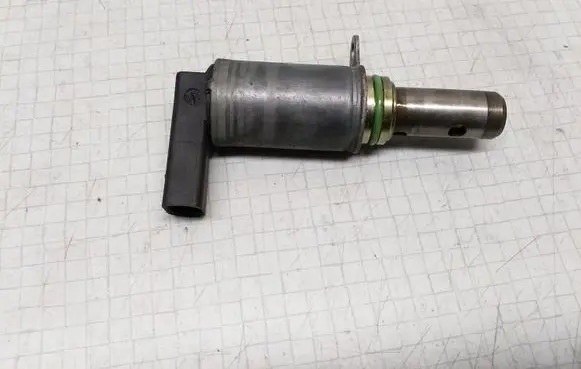 Volkswagen Touran I Camshaft vanos timing valve 03C906455