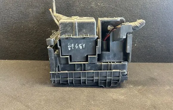 Volkswagen Golf V Fuse box cover 1k0937132