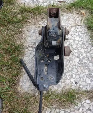 Toyota RAV 4 (XA30) Engine mount bracket