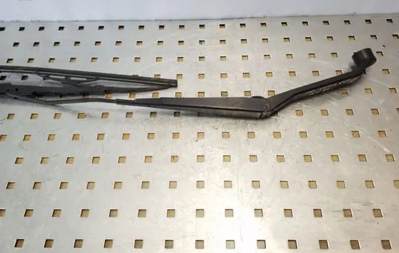 Suzuki Grand Vitara II Front wiper blade arm