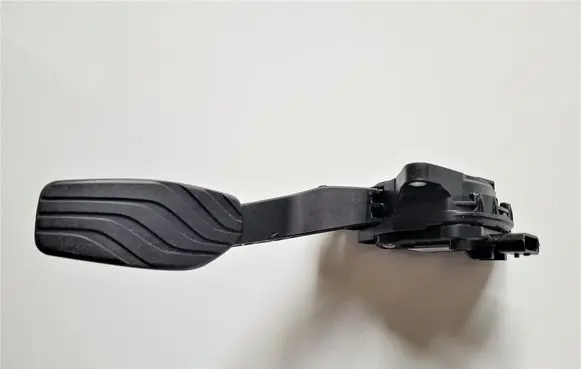 Nissan Rogue Accelerator throttle pedal 180024BA0A