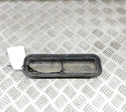 Quarter panel pressure vent