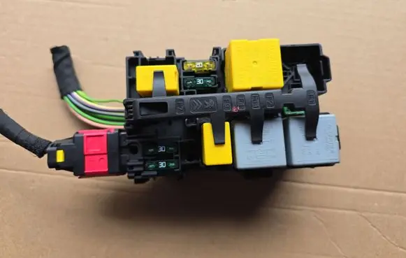 Peugeot 508 Fuse module 9806192580 66652X 2010EC0V01