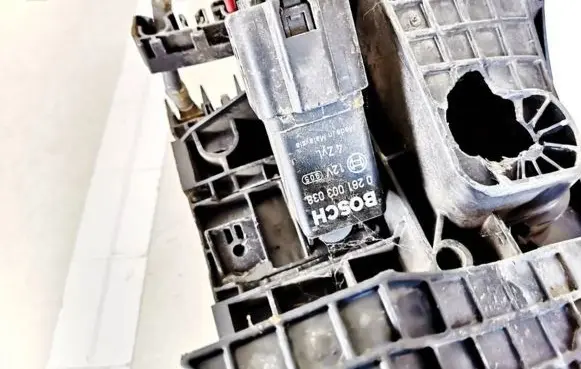 Volkswagen Golf VI Glow plug pre-heat relay 0281003038