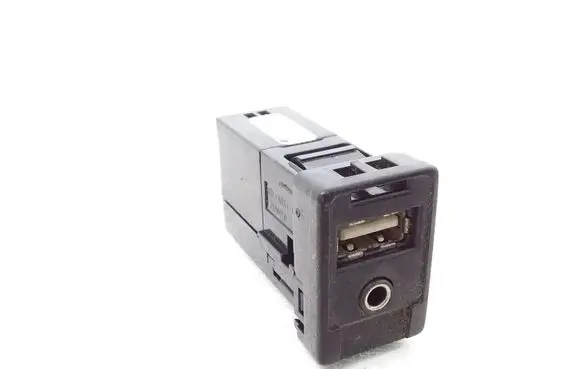 Toyota Auris E180 USB socket connector 861900D030