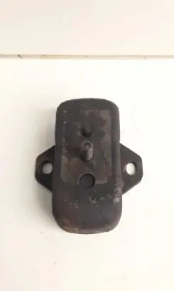 Engine mounting bracket
