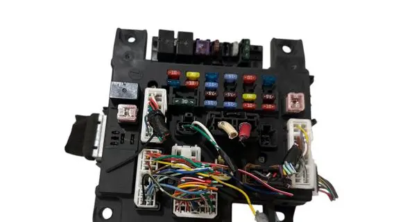 Peugeot 4007 Fuse module 8637A319 519087A18 L8637002A