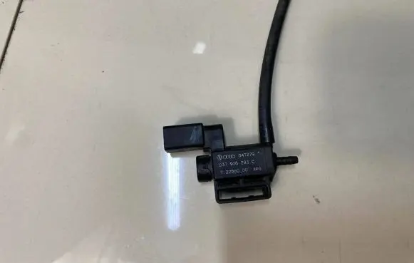 Audi A4 S4 B7 8E 8H Turbo solenoid valve 037906283C