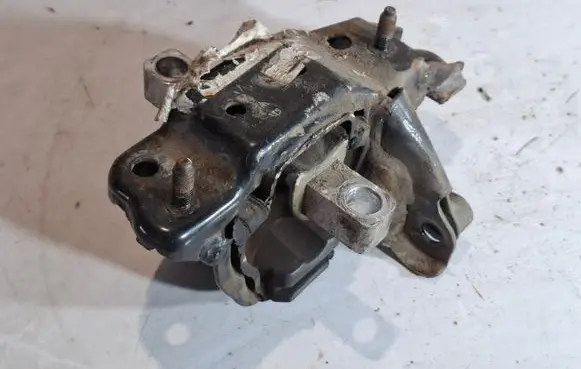 Volkswagen Fox Engine mount bracket 600199555