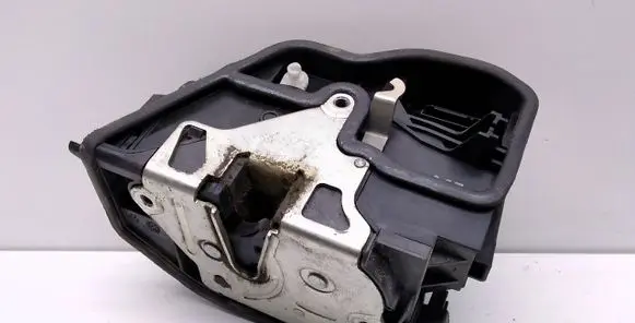 BMW X3 E83 Front door lock 7167067