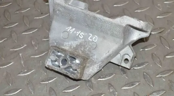 Gearbox mounting bracket