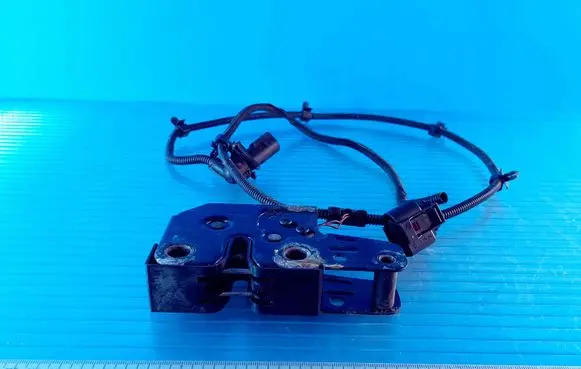 Volkswagen Tiguan Engine bonnet/hood lock/catch 5N0823509B