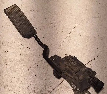 Accelerator throttle pedal