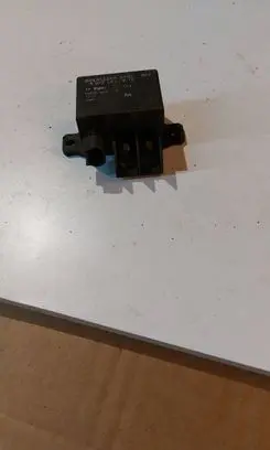 Mercedes-Benz E W211 Charging relay A0025423819 V23132A2001