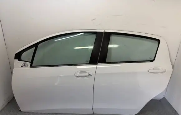 Toyota Yaris Front door 