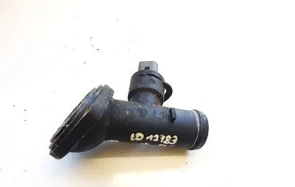 Volkswagen PASSAT B6 Engine coolant pipe/hose 03G121121D