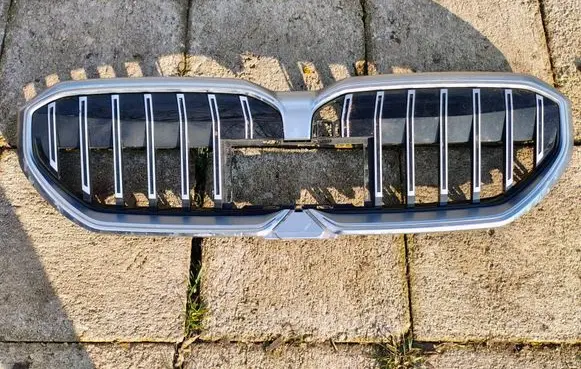 BMW 5 G60 Front bumper upper radiator grill 8084683 5A185A7 8084674