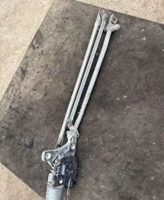 Front wiper linkage and motor