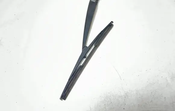 Rear wiper blade arm