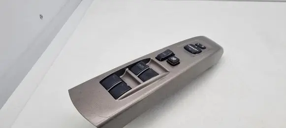 Toyota Prius (XW20) Electric window control switch 8482047050