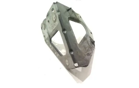 Audi A6 S6 C6 4F Fender mounting bracket 4F0821135