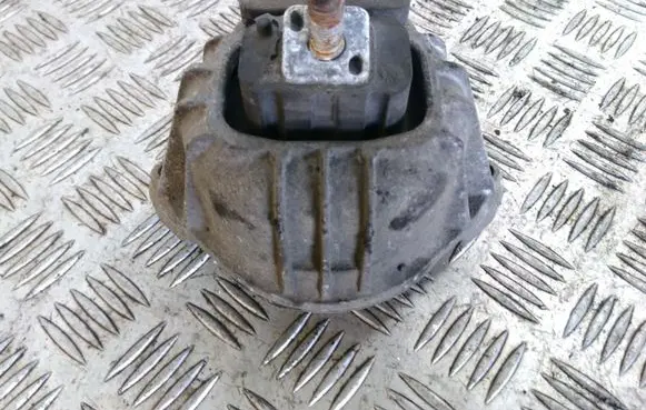 BMW 1 E81 E87 Engine mount bracket