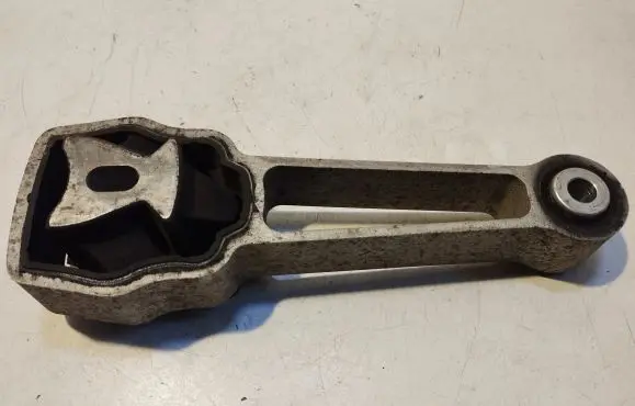 Volvo XC60 Engine mount bracket