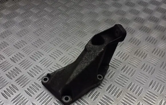Volkswagen PASSAT B5.5 Engine mounting bracket 8D0199307P