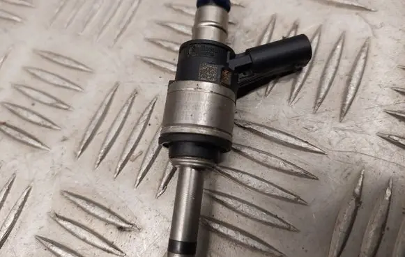 Audi Q7 4M Fuel injector 06E095A