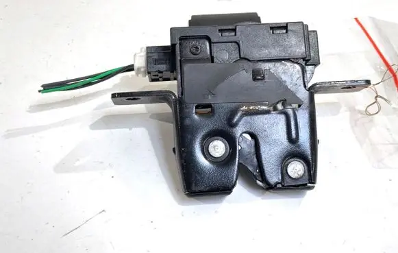 Renault Clio III Tailgate exterior lock 8200947699