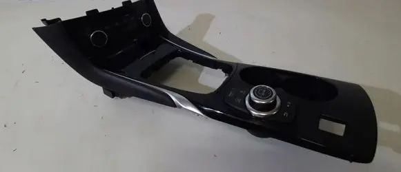 Infiniti Q30 Center console