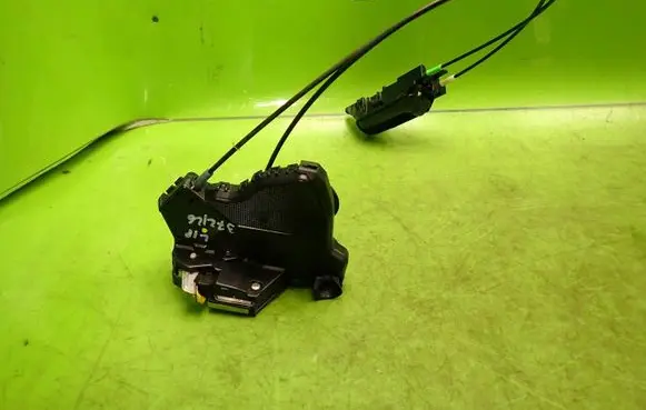 Suzuki Grand Vitara II Front door lock 