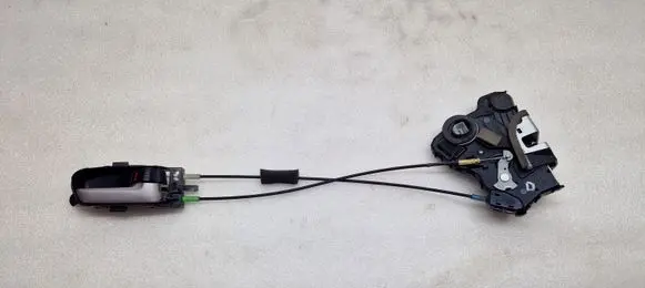Suzuki Grand Vitara II Front door lock