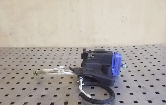 Audi A6 S6 C4 4A Rear door lock 8D0839016A
