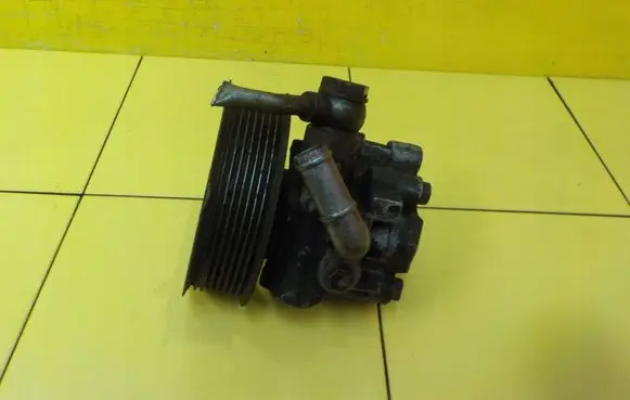 Land Rover Discovery 3 - LR3 Power steering pump 18SP23