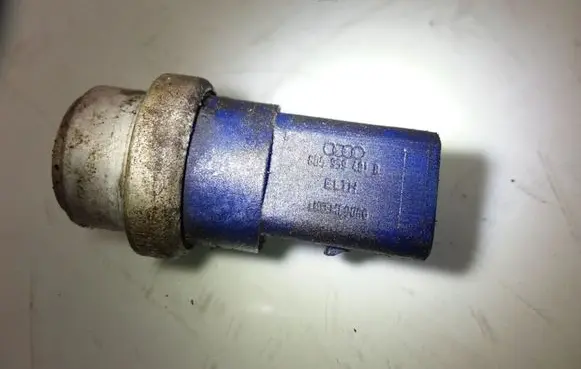 Volkswagen PASSAT B5.5 Coolant temperature sensor 8D0959401B