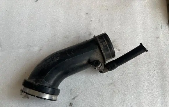 Audi A4 S4 B5 8D Air intake hose/pipe 050133354